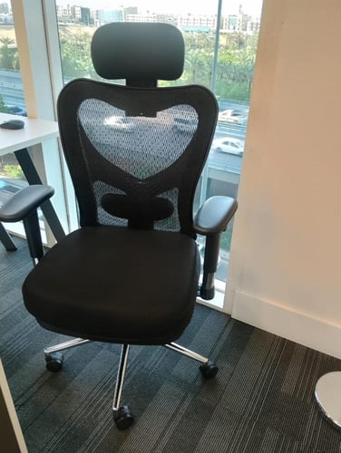 كرسي مكتبي بتصميم عصري وحديث