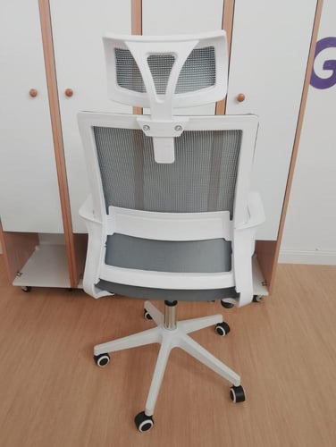 كرسي مكتب مريح وعملي