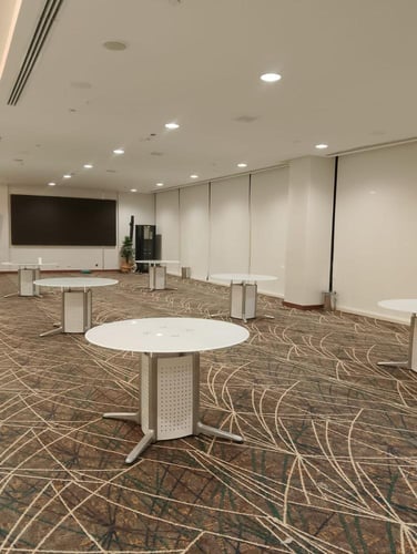 طاولة اجتماعات دائرية أنيقة بلمسة عصرية