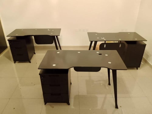 مكتب عمل زجاجي عصري أناقة ووظيفة في تصميم واحد بمق...