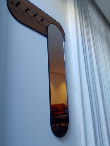 علاقة ملابس حائطية مع مرايا الأناقة والوظيفة في قط...