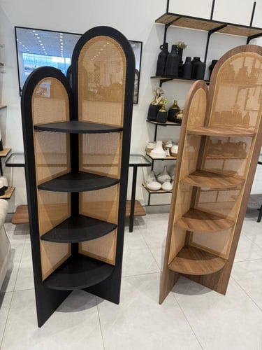 رف تخزين يتميز بلمسه فنيه بألوان مختلفة