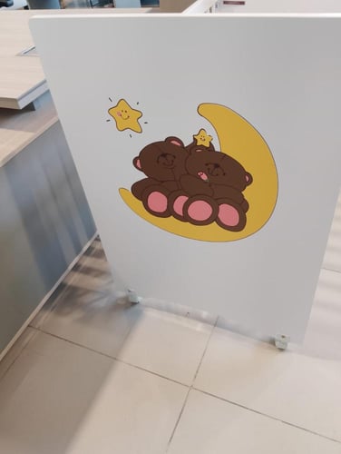 سرير أطفال يتميز بلمسة من الصفاء والراحة