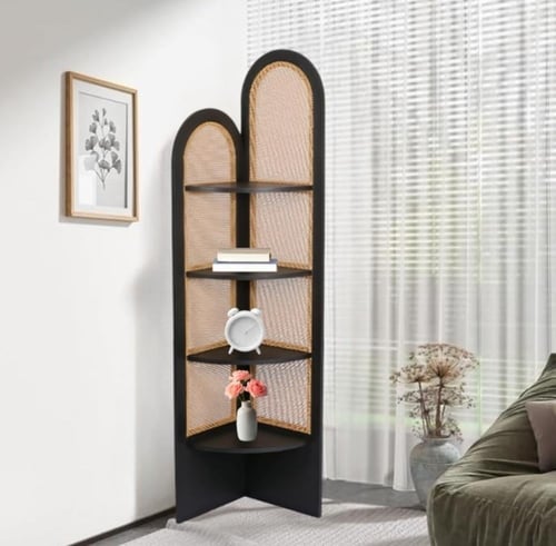 رف تخزين يتميز بلمسه فنيه بألوان مختلفة