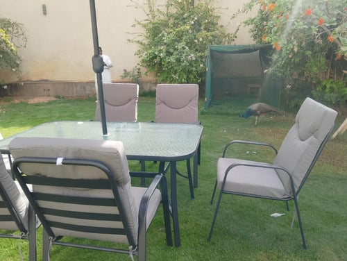 طقم طاولة و6 كراسي خارجية أنيقة وعملية