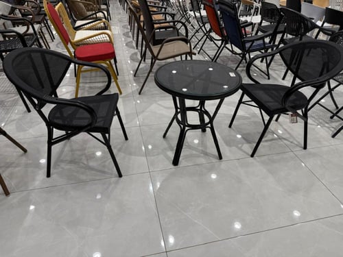 طقم طاولة خارجية دائرية مع كرسيين أنيقين بالوان مخ...