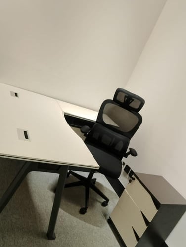 طاوله مكتب عمل بتصميم مودرن بمقاسات مختلفه