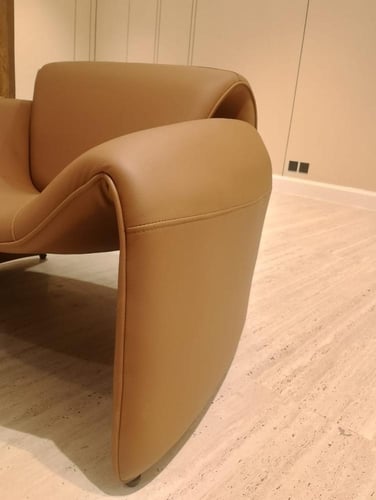 كرسي مفرد بتصميم مريح بألوان مختلفه