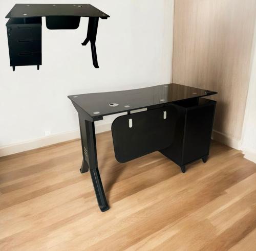 مكتب عمل زجاجي عصري أناقة ووظيفة في تصميم واحد بمق...