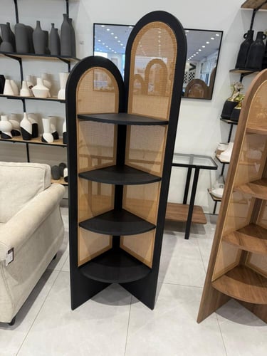 رف تخزين يتميز بلمسه فنيه بألوان مختلفة