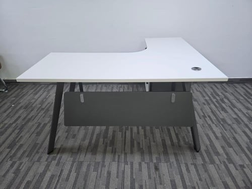 مكتب زاوية عصري بتصميم أنيق وعملي مقاس 140 سم