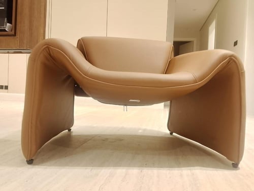 كرسي مفرد بتصميم مريح بألوان مختلفه