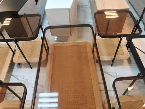 طقم طاولات خدمة بتصميم فريد بألوان مختلفة