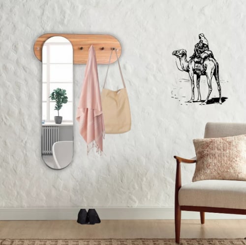 علاقة ملابس مع مرايا