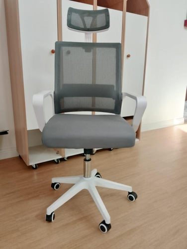 كرسي مكتب مريح وعملي