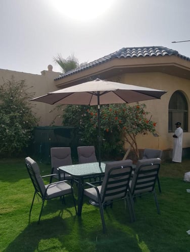 طقم طاولة و6 كراسي خارجية أنيقة وعملية