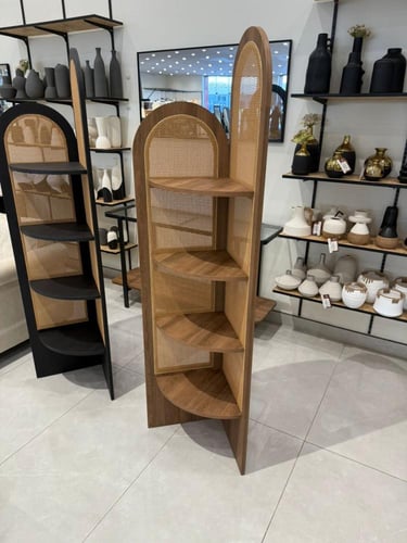 رف تخزين يتميز بلمسه فنيه بألوان مختلفة