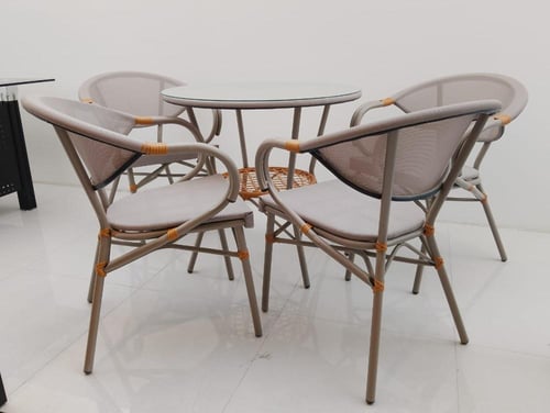 طاولة وكراسي خارجية أنيقة وعملية