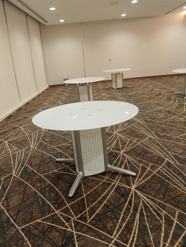 طاولة اجتماعات دائرية أنيقة بلمسة عصرية