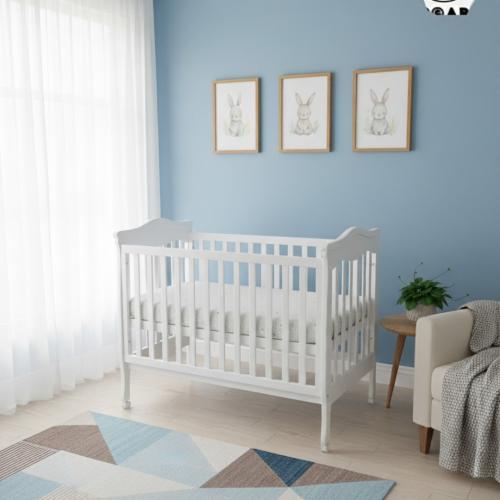 سرير أطفال بتصميم هندسي بلون أبيض