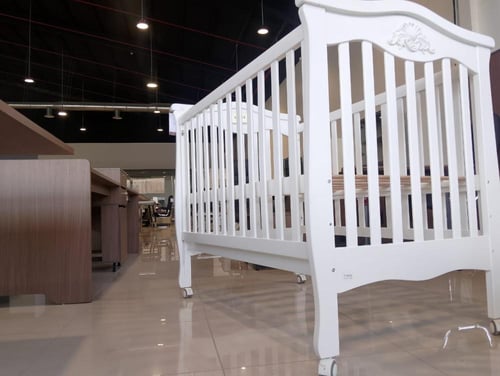 سرير أطفال بتصميم هندسي بلون أبيض