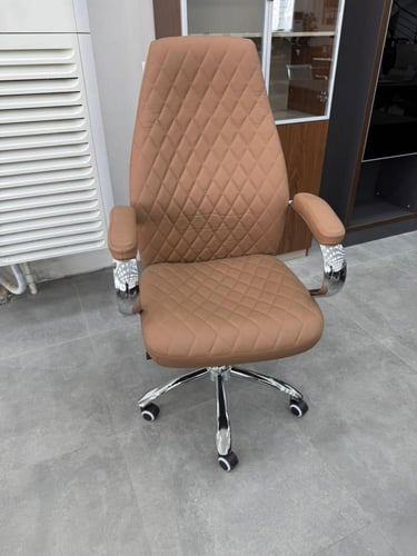 كرسي مكتبي بتصميم مريح بلون بني فاتح
