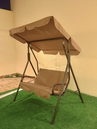 أرجوحة خارجية مريحة مع مظلة