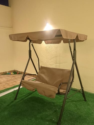 أرجوحة خارجية مريحة مع مظلة