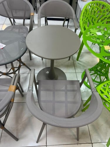 طقم طاولة وكرسيين خارجي أنيق وعصري