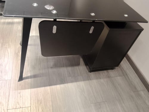 مكتب عمل زجاجي عصري أناقة ووظيفة في تصميم واحد بمق...