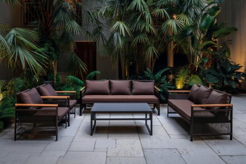 جلسه خارجيه 7 شخص اللون كوفي