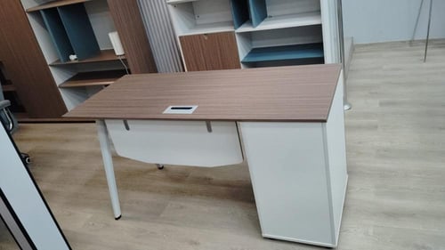 طاولة مكتب بتصميم أنيق بمقاسات مختلفة