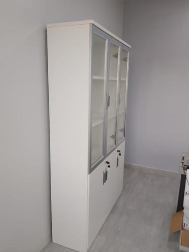 دولاب مكتبي عصري وعملي مع واجهة زجاجية مقاس 120 سم