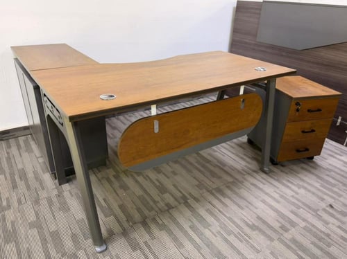 طاولة مكتب بتصميم خشبي بلون بني بمقاسات مختلفة