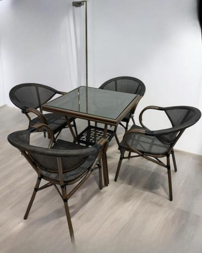 طقم طاولة خارجية مع 4 كراسي بالوان مختلفه