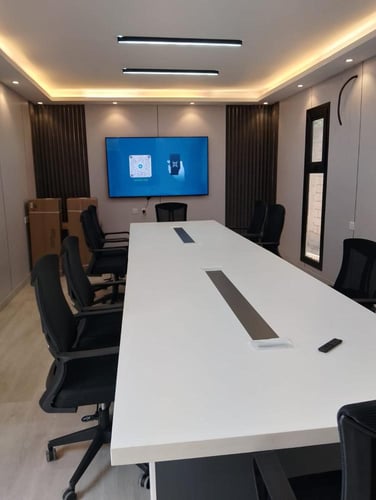 طاولة اجتماعات بتصميم هندسي بمقاسات مختلفة