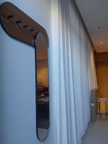 علاقة ملابس حائطية مع مرايا الأناقة والوظيفة في قط...