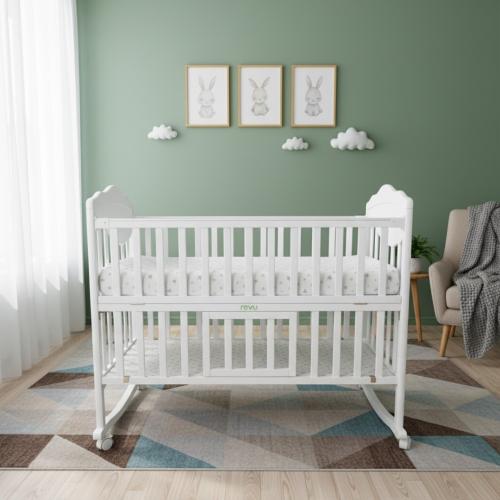 سرير أطفال بتصميم خشبي حديث بلون أبيض