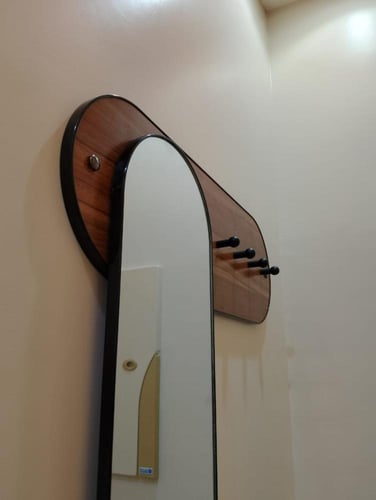 علاقة ملابس مع مرايا