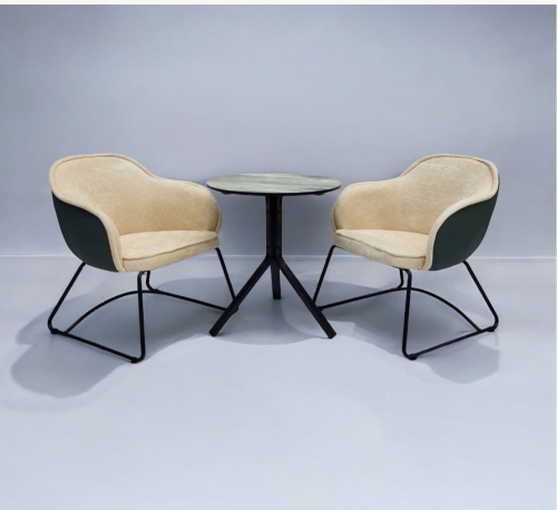 كرسين وطاولة كافيه لون بيج مع أسود