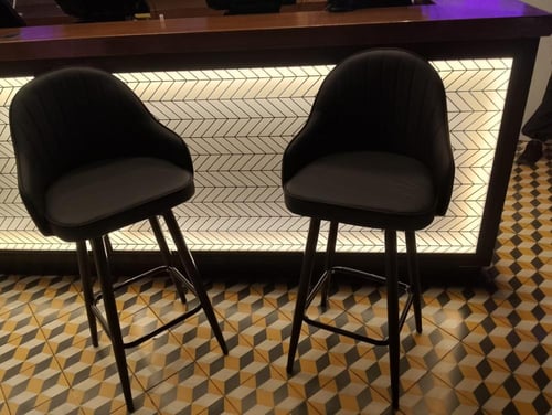 كرسي بار مرتفع دوار عالي الجودة بالوان مختلفه