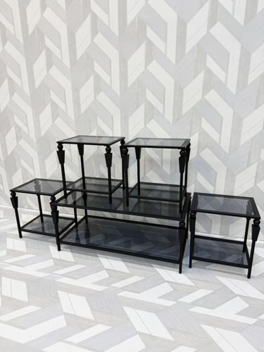 طقم طاولات خدمة تتميز بلمسة فنية يلون أسود4+1