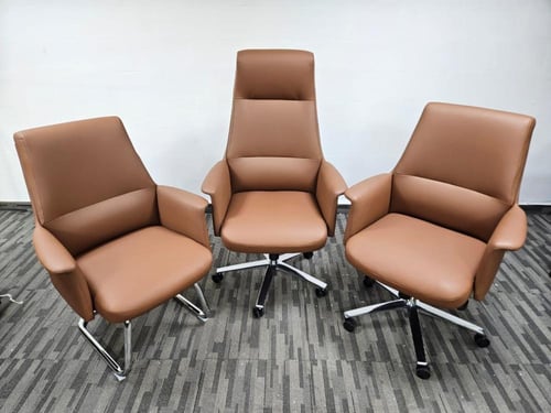 كرسي مكتبي بتصميم أنيق بمقاسات مختلفة بلون بني