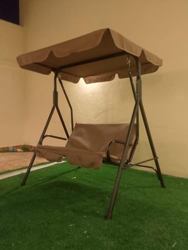 أرجوحة خارجية مريحة مع مظلة