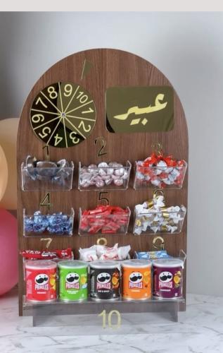استاند عيديات اللون خشبي