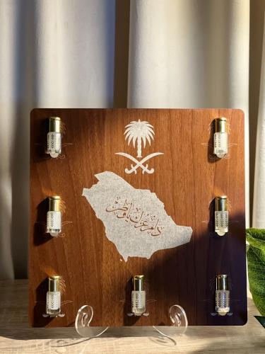 توزيعات اليوم الوطني اللون خشبي مع عدد 7 حبات مسك
