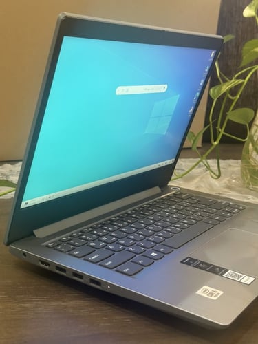 لابتوب Lenovo الفضي بمعالج i5