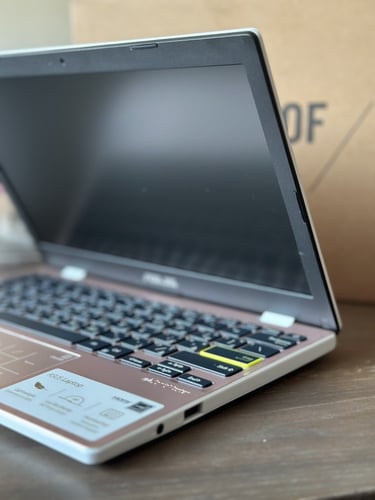 لابتوب ASUS أنيق بكرتونه