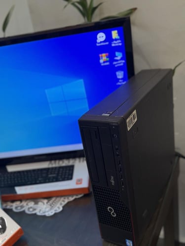 كمبيوتر مكتبي مع الشاشة بمعالج i5
