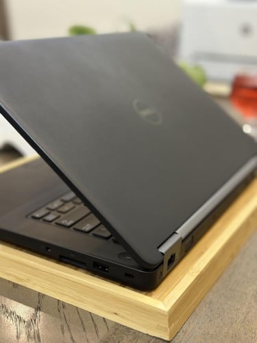 لابتوب DELL بمعالج i7